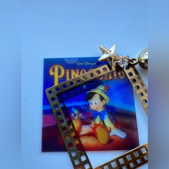 Disney Pinocchio dangling film earring - Picture 2 of 3